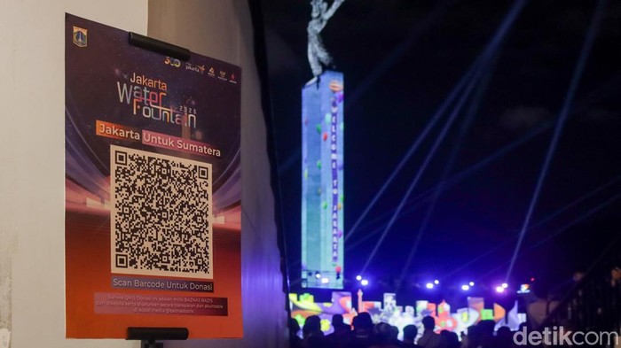 Hari terakhir Jakarta Water Fountain 2025 di Lapangan Banteng, Jakarta, Minggu (14/12/2025), ditutup dengan pertunjukan spektakuler yang memadukan cahaya, musik, dan proyeksi artistik. Ribuan warga memadati lokasi untuk menyaksikan puncak acara yang menghadirkan pengalaman visual dan musikal yang memukau.