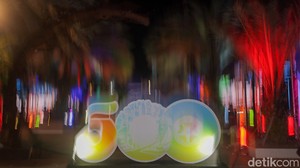 Instalasi cahaya bertema HUT Jakarta turut menghiasi area Lapangan Banteng, Minggu (14/12/2025), memperkuat suasana festival dalam gelaran Water Fountain 2025. Dekorasi tematik ini menjadi titik favorit pengunjung untuk berfoto.