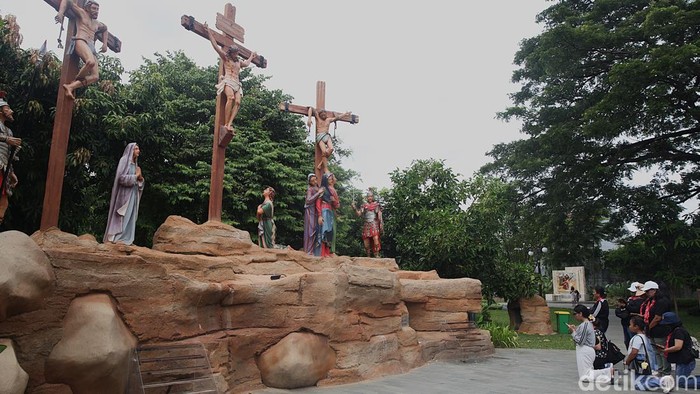 Menjelang perayaan Natal 25 Desember, Taman Doa Kasih Mulia Sejati di kawasan Rawa Buaya, Jakarta, ramai dikunjungi umat Kristiani, Kamis (14/11/2025). Sejumlah pengunjung terlihat khusyuk berdoa serta mengabadikan momen di area taman doa tersebut.