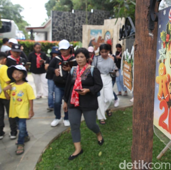 Jelang Natal, Taman Doa Rawa Buaya Ramai Pengunjung