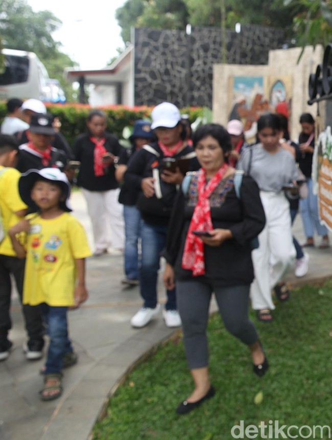 Jelang Natal, Taman Doa Rawa Buaya Ramai Pengunjung