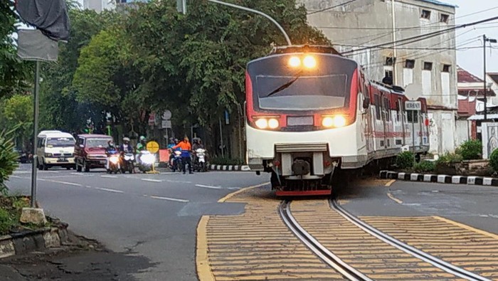 Naik Kereta Melintas di Jalan Raya Solo, Segini Tarifnya