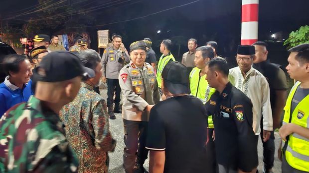 Kapolda Riau Irjen Herry Heryawan mengecek Satkamling di Kabupaten Kampar. Kapolda Riau Irjen Herry Heryawan mengecek Satkamling di Kabupaten Kampar.