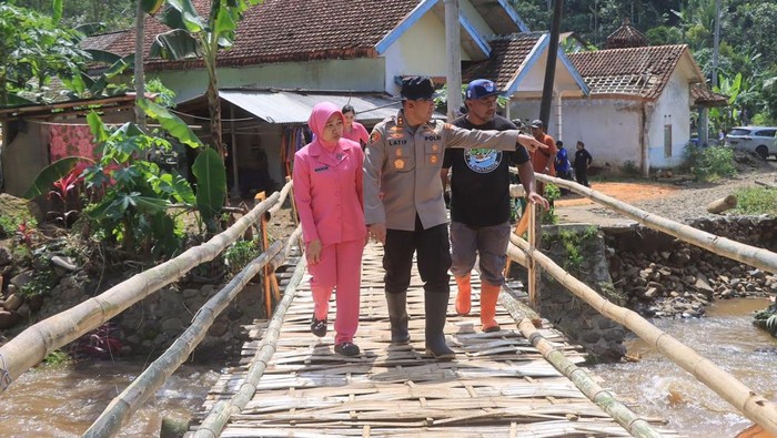 Jembatan Putus dan Banjir, Kapolres Probolinggo Turun Salurkan Bantuan