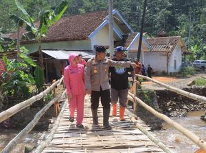 Jembatan Putus dan Banjir, Kapolres Probolinggo Turun Salurkan Bantuan