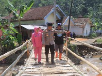 Jembatan Putus dan Banjir, Kapolres Probolinggo Turun Salurkan Bantuan