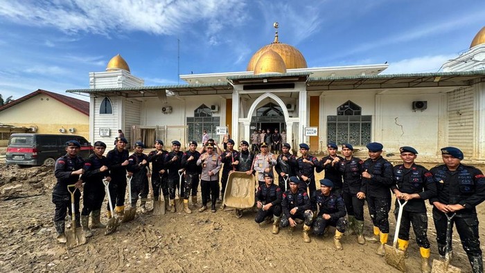 Momen Polisi Gotong-royong Bersihkan Masjid Syuhada Aceh Tamiang yang Terdampak Banjir