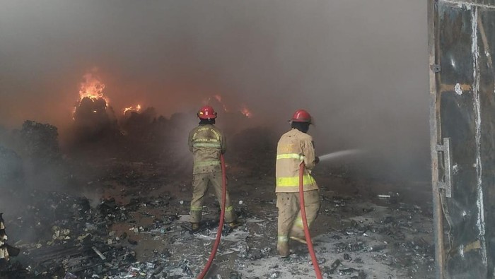 Gudang Kosmetik di Gunung Putri Bogor Terbakar, Diduga Akibat Cuaca Panas