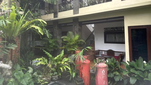 Penanganan kebakaran sebuah hotel di Ubud yang diduga akibat kebocoran gas, Minggu (14/12/2025).