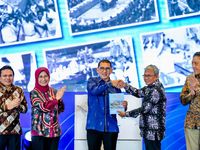 Andre Rosiade Resmikan Jembatan Bailey dan Salurkan Bantuan Sembako di Solok