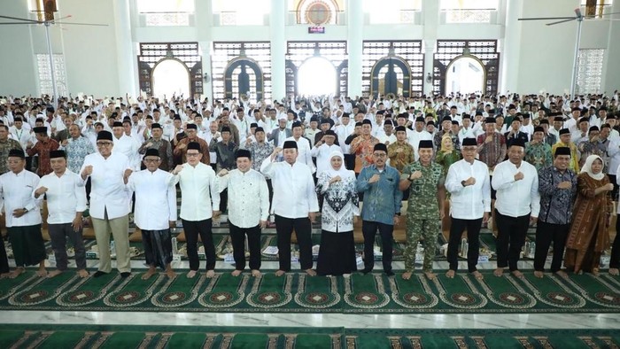 Nusron Serahkan 2.532 Sertipikat Tanah Wakaf dan Rumah Ibadah di Jatim