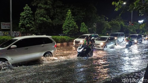 Kondisi Jalan Sunset Road Nomor 88, Badung tergenang air dengan tinggi di atas mata kaki pada Minggu (14/12/2025) malam. (Ni Made Lastri Karsiani Putri-detikBali)