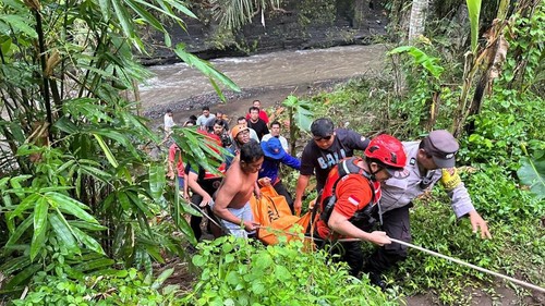 Korban tenggelam di Bendungan Penarungan, Kecamatan Abiansemal, Badung ditemukan tewas dan dievakuasi ke rumah sakit, Minggu sore (14/12/2025). (Istimewa)