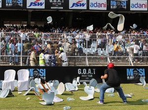 Video Rusuhnya Fans di India Lempar-lempar Kursi Saat Tur Messi