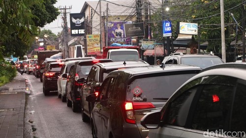 Kepadatan lalu lintas di sepanjang Jalan  Gunung Soputan didominasi mobil, Denpasar, Minggu (14/12/2025). (Aryo Mahendro/detikBali).