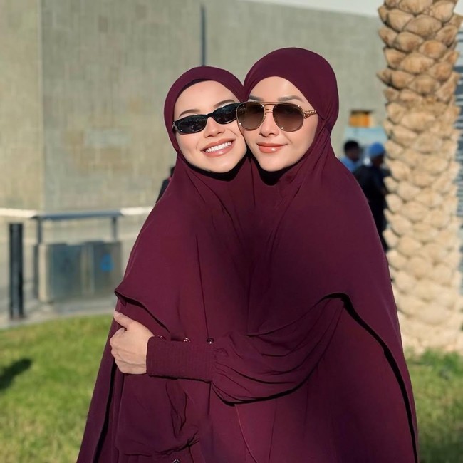 Bak Kembar, Momen Alyssa Daguise dan Maia Estianty Foto Bareng Saat Umrah