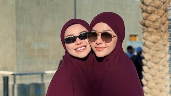 Bak Kembar, Momen Alyssa Daguise dan Maia Estianty Foto Bareng Saat Umrah