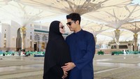 With you in Madinah, holding our growing love between us… MasyaAllah Tabarakallah, my heart is so full, kata Alyssa Daguise. (Foto: dok instagram Maia Estianty dan Alyssa Daguise)