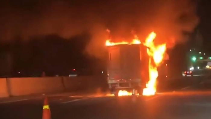Ngebut di Tol Jagorawi, Mobil Boks Tabrakan hingga Terbakar