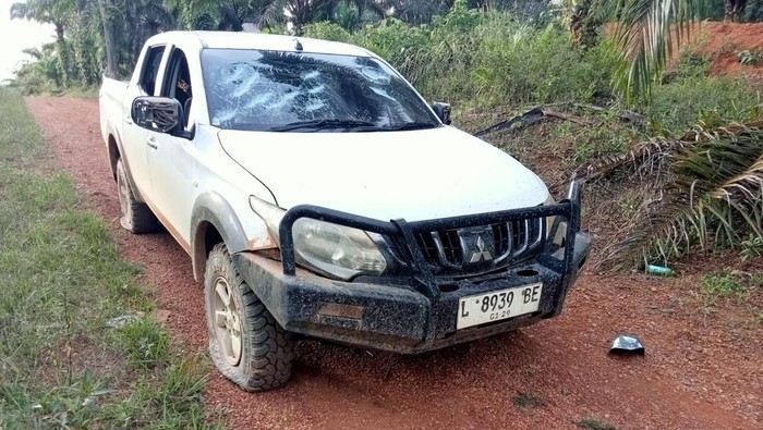 Mobil perusahaan yang dirusak WN China di Ketapang.