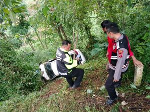 Mobil Yaris Masuk ke Jurang 20 Meter di Puncak, Ini Sebabnya