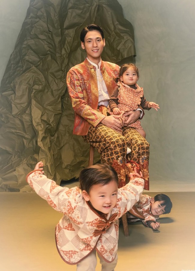 Ketiga anaknya juga mengenakan busana senada dengan yang dikenakan Na Daehoon. Meski berasal dari Korea, Daehoon pancarkan aura mas-mas Jawa. Foto: Instagram/@daehoon_na