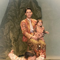 Ketiga anaknya juga mengenakan busana senada dengan yang dikenakan Na Daehoon. Meski berasal dari Korea, Daehoon pancarkan aura mas-mas Jawa. Foto: Instagram/@daehoon_na