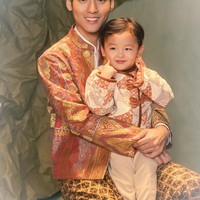 Setelah bercerai dengan Julia Prastini atau yang dikenal dengan Jule, ketiga anak mereka memang terlihat diasuh oleh Daehoon. Momong anak sendiri, Daehoon pancarkan pesona bapakable. Foto: Instagram/@daehoon_na