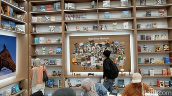 Pengunjung dapat membaca maupun membeli buku. Foto: Adi Fida Rahman/detikINET