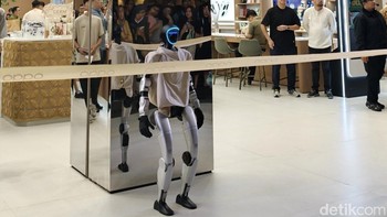 Oppo menegaskan posisinya sebagai pionir retail berbasis teknologi dengan menghadirkan robot AI interaktif pertama di Indonesia yang bisa berjalan, berlari, dan bahkan melakukan kungfu. Robot ini dirancang untuk menyapa pengunjung, memberikan informasi, dan menghibur melalui interaksi cerdas, menarik perhatian orang dewasa dan anak-anak. Foto: Adi Fida Rahman/detikINET