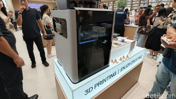 Pengunjung dapat menikmati pengalaman melihat proses 3D printing langsung. Foto: Adi Fida Rahman/detikINET