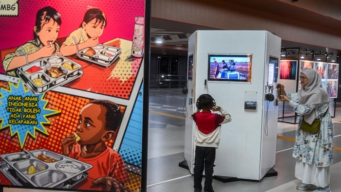 Calon penumpang melihat karya-karya pada pameran Haluan Merah Putih di Stasiun Tanah Abang, Jakarta, Sabtu (13/12/2025). Perum Lembaga Kantor Berita Nasional (LKBN) ANTARA menggelar pameran jurnalistik multiplatform Haluan Merah Putih pada 12–18 Desember 2025 yang menampilkan program-program prioritas Presiden Prabowo Subianto. ANTARA FOTO/Rivan Awal Lingga/tom.