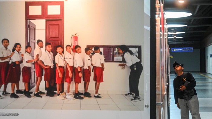Calon penumpang melihat karya-karya pada pameran Haluan Merah Putih di Stasiun Tanah Abang, Jakarta, Sabtu (13/12/2025). Perum Lembaga Kantor Berita Nasional (LKBN) ANTARA menggelar pameran jurnalistik multiplatform Haluan Merah Putih pada 12–18 Desember 2025 yang menampilkan program-program prioritas Presiden Prabowo Subianto. ANTARA FOTO/Rivan Awal Lingga/tom.