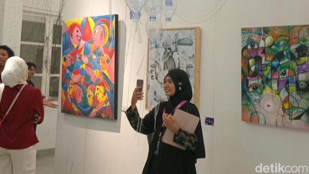 Pameran lukisan Unnes Suasana pameran Atma Sadia mahasiswa Universitas Negeri Semarang (Unnes) di Rumah Pohan, Kawasan Kota Lama, Kecamatan Semarang Tengah, Kota Semarang, Minggu (14/12/2025).