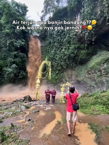 Pasangan ini memilih abadikan momen postwedding penuh risiko di air terjun.