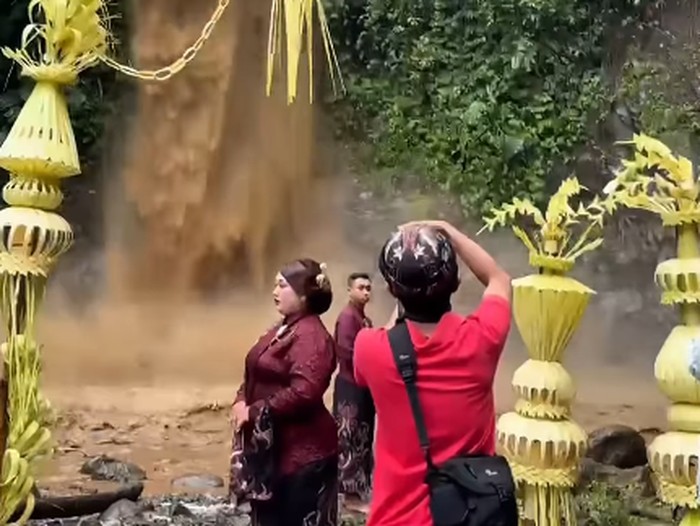 Pasangan ini memilih abadikan momen postwedding penuh risiko di air terjun.