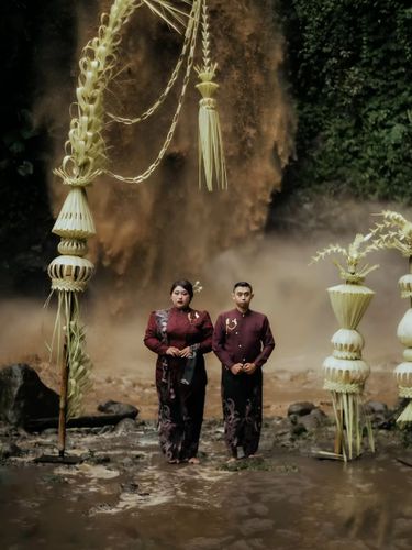 Pasangan ini memilih abadikan momen postwedding penuh risiko di air terjun.