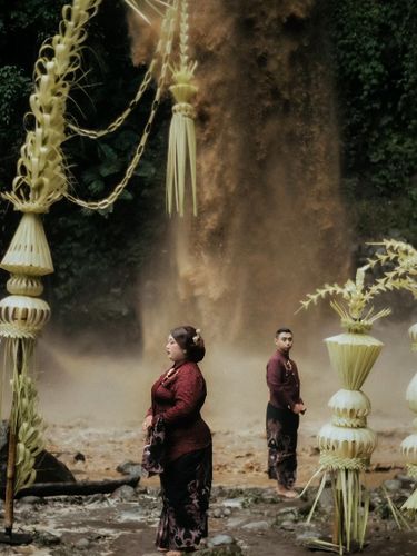 Pasangan ini memilih abadikan momen postwedding penuh risiko di air terjun.