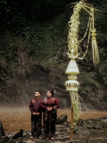 Pasangan ini memilih abadikan momen postwedding penuh risiko di air terjun.