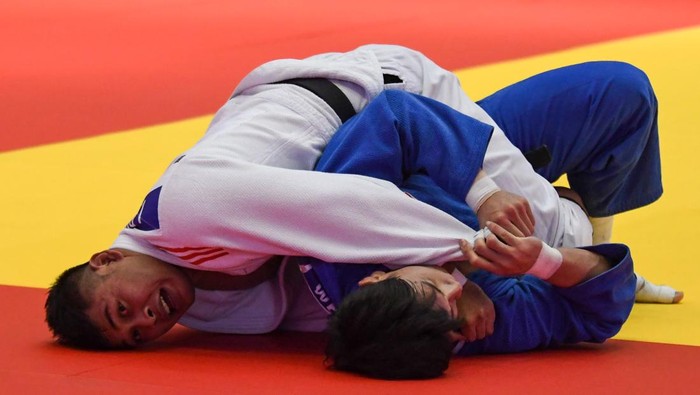 Judoka putra Indonesia I Made Sastra Dharma (kanan) berusaha melakukan kuncian saat bertarung melawan judoka Thailand Wei Puyang (kiri) pada final kelas 81–90 kg putra SEA Games 2025 Thailand di Auditorium Rajamangala University of Technology Thanyaburi, Pathum Thani, Thailand, Sabtu (13/12/2025). Dharma meraih emas setelah menang 1-0 atas Wei Puyang. ANTARA FOTO/Muhammad Ramdan