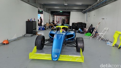 Penampakan mobil Formula 4 di garasi Sirkuit Mandalika, Lombok Tengah, NTB. (Foto: Edi Suryansyah/detikBali)
