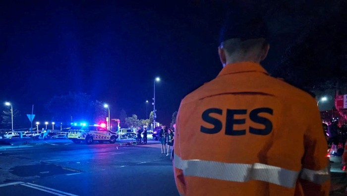 Suasana tegang menyelimuti Pantai Bondi, Sydney, Australia, Minggu (14/12/2025), setelah terjadi insiden penembakan yang mengejutkan warga dan wisatawan. Petugas kepolisian dengan cepat turun ke lokasi untuk mengamankan area dan memastikan keselamatan publik. REUTERS/Cordelia Hsu