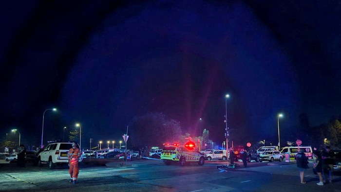 Suasana tegang menyelimuti Pantai Bondi, Sydney, Australia, Minggu (14/12/2025), setelah terjadi insiden penembakan yang mengejutkan warga dan wisatawan. Petugas kepolisian dengan cepat turun ke lokasi untuk mengamankan area dan memastikan keselamatan publik. REUTERS/Cordelia Hsu