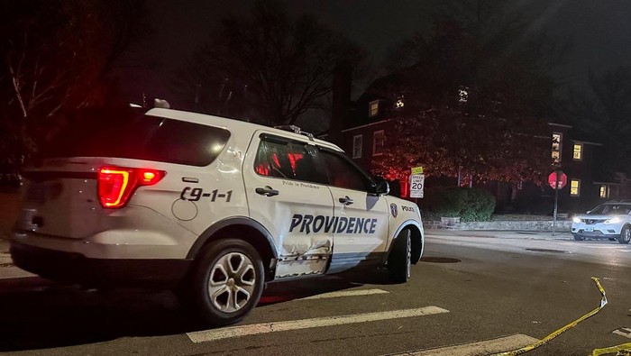 Insiden penembakan dilaporkan terjadi di Universitas Brown, Providence, Rhode Island, Amerika Serikat, pada Sabtu (13/12/2025) waktu setempat. Aparat kepolisian setempat segera bergerak cepat dengan mengamankan area kampus menyusul laporan adanya tembakan di lingkungan universitas tersebut. REUTERS/Taylor Coester