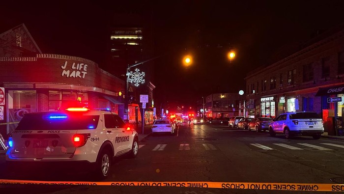 Insiden penembakan dilaporkan terjadi di Universitas Brown, Providence, Rhode Island, Amerika Serikat, pada Sabtu (13/12/2025) waktu setempat. Aparat kepolisian setempat segera bergerak cepat dengan mengamankan area kampus menyusul laporan adanya tembakan di lingkungan universitas tersebut. REUTERS/Taylor Coester