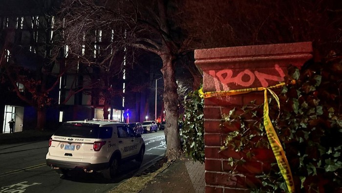 Insiden penembakan dilaporkan terjadi di Universitas Brown, Providence, Rhode Island, Amerika Serikat, pada Sabtu (13/12/2025) waktu setempat. Aparat kepolisian setempat segera bergerak cepat dengan mengamankan area kampus menyusul laporan adanya tembakan di lingkungan universitas tersebut. REUTERS/Taylor Coester