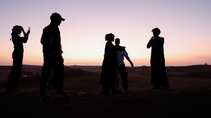 Keindahan gurun Samawah, Irak, menjadi daya tarik baru bagi wisatawan lokal dan mancanegara melalui proyek perkemahan keliling yang digelar di provinsi tersebut, Rabu (11/12/2025). Perkemahan ini bertujuan memamerkan keindahan alam Irak sekaligus mempromosikan ekowisata di berbagai wilayah gurun. REUTERS/Alaa al-Marjani