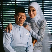 Hubungan Erra dan Ezwan mulai menjadi sorotan publik sejak tahun lalu. Kedekatan keduanya berlanjut hingga pertemuan keluarga dan melalui proses merisik serta pertunangan sebelum akhirnya resmi menikah. Foto: Dok. Instagram Erra Fazira