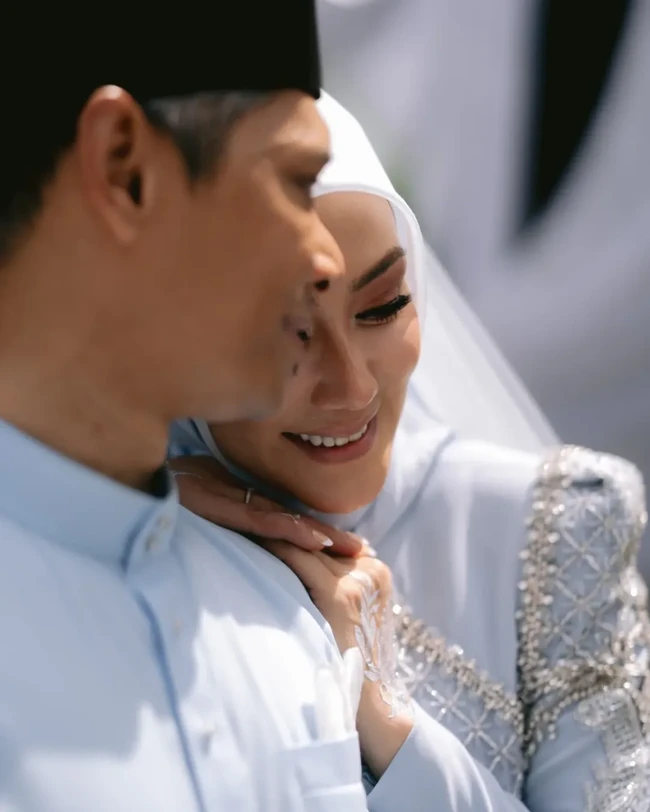 Pernikahan ini merupakan yang ketiga bagi Erra Fazira. Sebelumnya, pemain film Hingga Hujung Nyawa itu pernah menikah dengan Datuk Yusry Abdul Halim pada 2003 dan berpisah pada 2006. Erra kemudian menikah dengan Engku Emran pada 2007 dan bercerai pada 2014. Foto: Dok. Instagram Erra Fazira