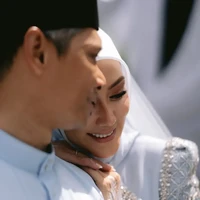 Pernikahan ini merupakan yang ketiga bagi Erra Fazira. Sebelumnya, pemain film Hingga Hujung Nyawa itu pernah menikah dengan Datuk Yusry Abdul Halim pada 2003 dan berpisah pada 2006. Erra kemudian menikah dengan Engku Emran pada 2007 dan bercerai pada 2014. Foto: Dok. Instagram Erra Fazira